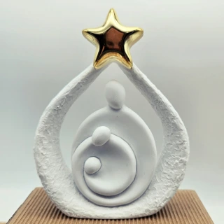 Crèche de Noël artisanale représentant la Sainte Famille sous une étoile dorée