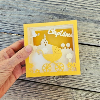 Carte de baptême pop-up 3D jaune et blanche, création artisanale des Éditions La Girouette