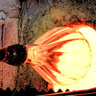 Fabrication artisanale du verre en fusion dans un atelier de verrerie Murano