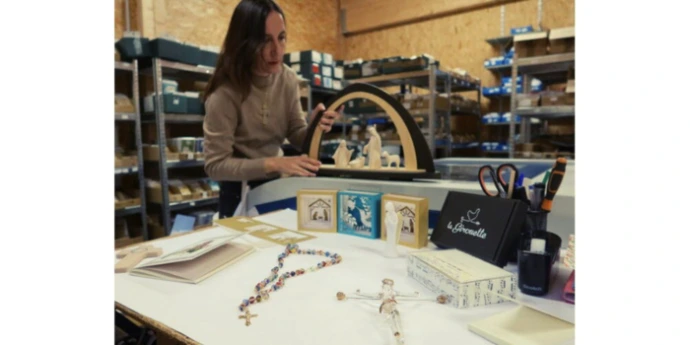 Créations artisanales dans l’atelier des Éditions La Girouette à Embrun